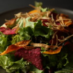 野菜チップスとビーンズのサラダ シェフドレッシング